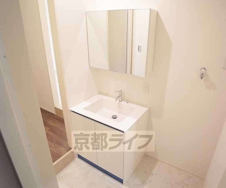 洗面設備　オシャレな独立洗面台です。