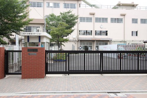 小学校　荒川区立尾久小学校（小学校）まで576m