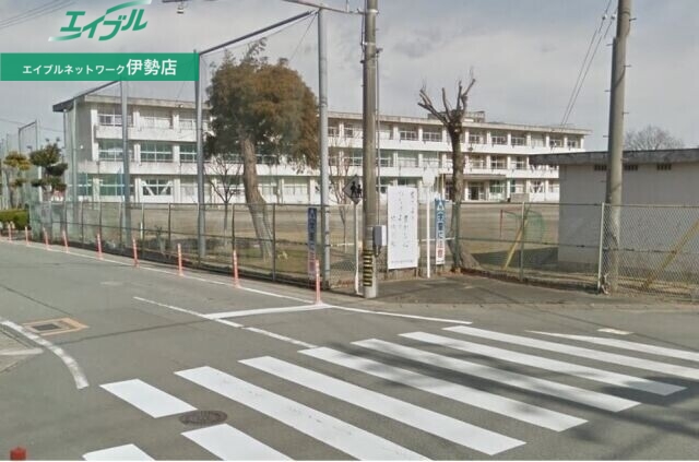 小学校　伊勢市立浜郷小学校（小学校）まで817m
