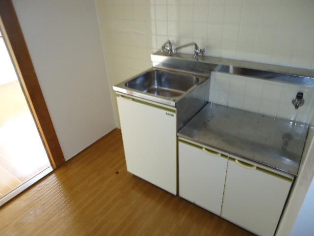 その他　キッチン横の冷蔵庫置場です