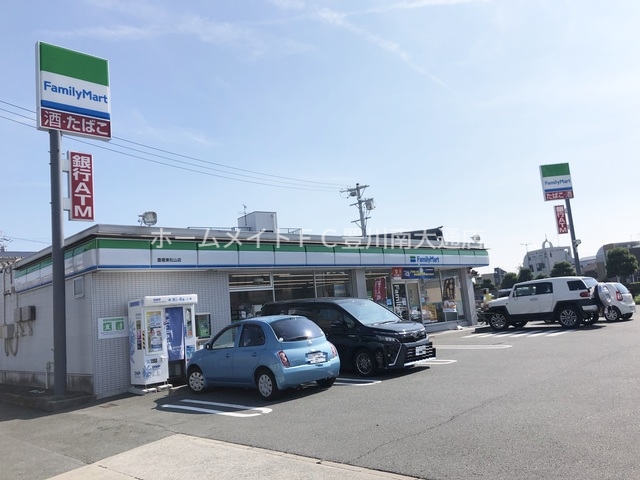 コンビニ　ファミリーマート豊橋東松山店（コンビニ）まで370m