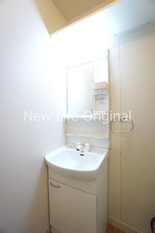 洗面設備　独立洗面台で朝の支度もスムーズに☆化粧棚付きです☆