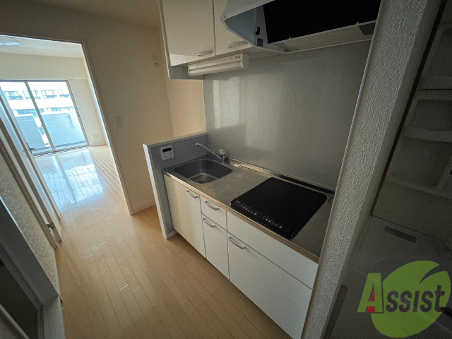 キッチン　こちらはシステムキッチンです。一人暮らしには丁度よさそう。