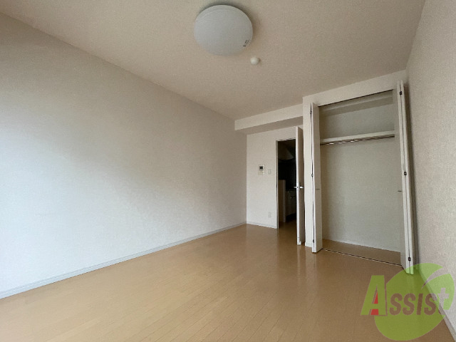 居室・リビング　９．６帖の洋室を撮影しました。広い壁でより広い印象です。