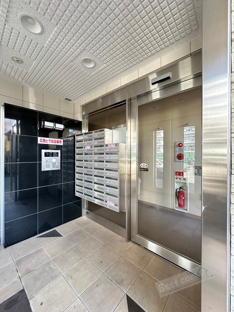 エントランス　オートロック付きで部外者シャットアウト♪