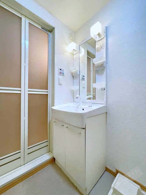 洗面設備　シャワー付きの洗面化粧台