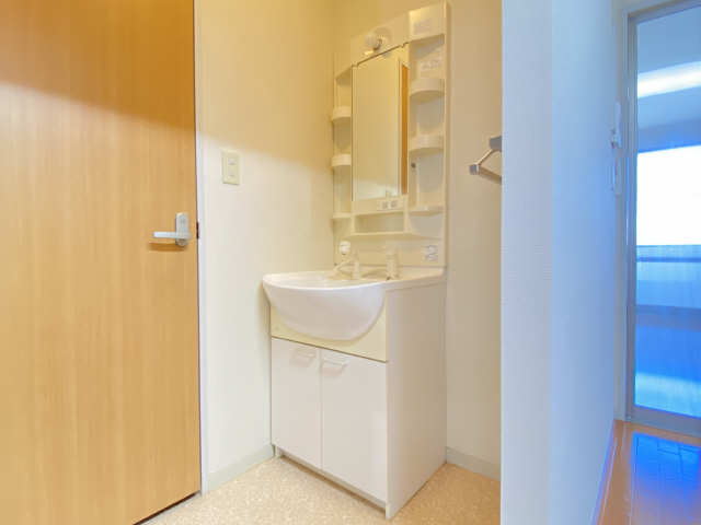 洗面設備　シャワー付洗面台です