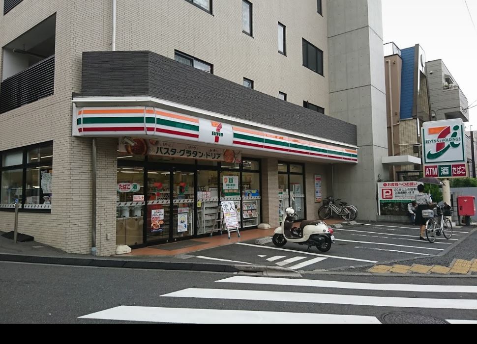 コンビニ　セブンイレブン（コンビニ）まで379m