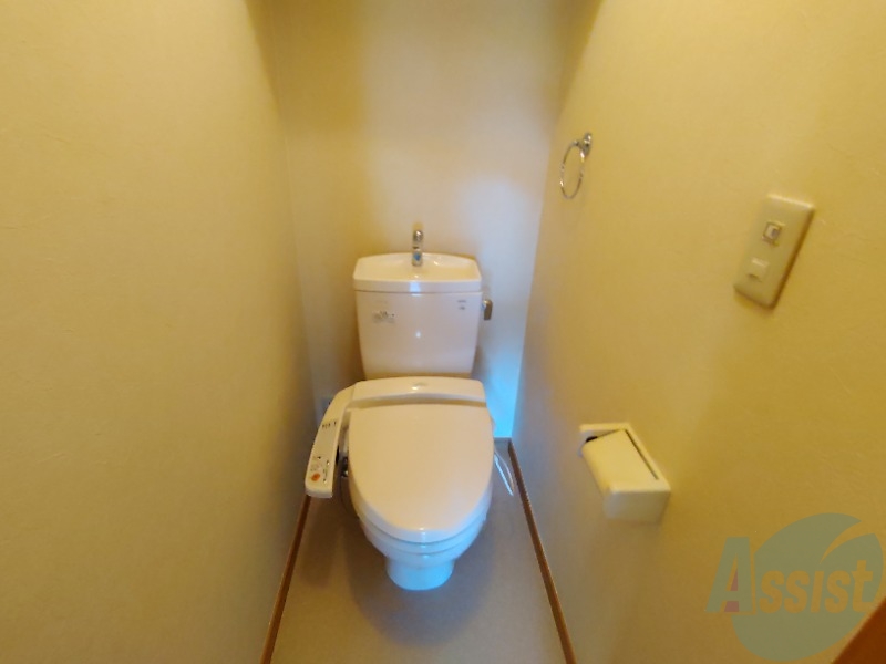 トイレ　トレイは嬉しい温水洗浄便座です。快適に過ごせそうです。