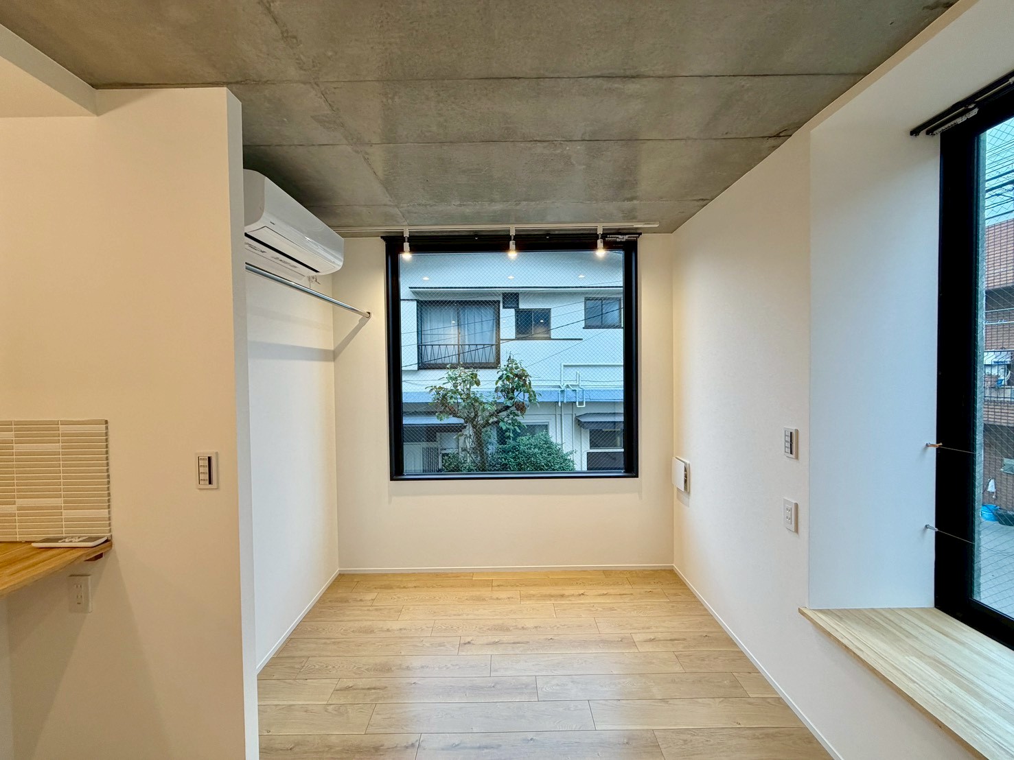 その他部屋・スペース　２面採光で明るい　※同じ間取りの201の写真です。