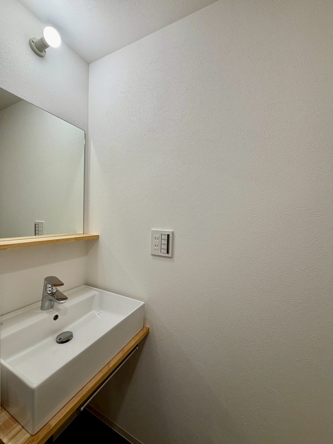 洗面設備　シンプルな独立洗面台　※同じ間取りの201の写真です。