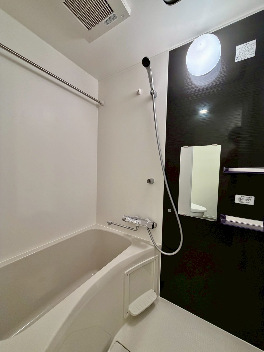 バス・シャワールーム　浴室乾燥機つき　※同じ間取りの201の写真です。