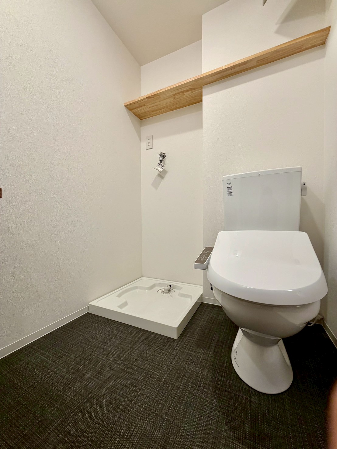 トイレ　収納棚つき　※同じ間取りの201の写真です。