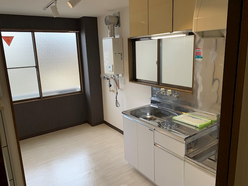 キッチン　スポット照明付き