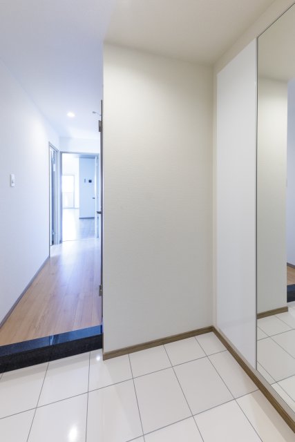 玄関　同系物件の内装写真となる為、現況有姿となります。