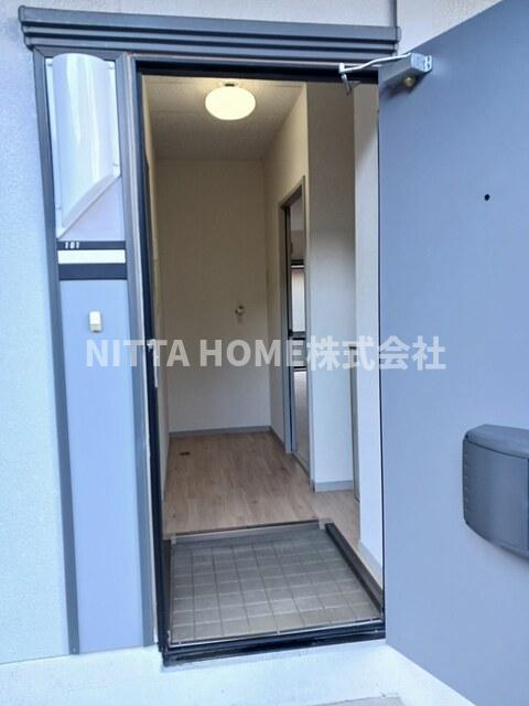 玄関　玄関の横にはシューズボックスが付いています！