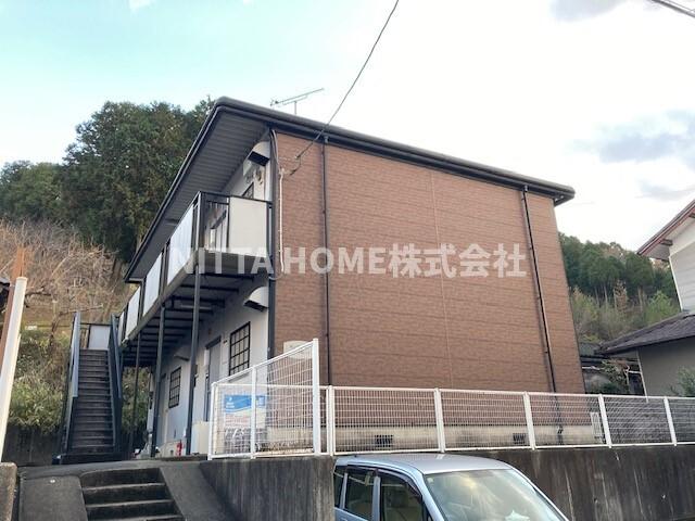 建物外観　１フロアの２戸で角部屋です＊外部物置付き◇