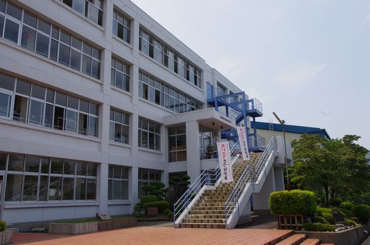 中学校　綾部市立綾部中学校（中学校）まで698m