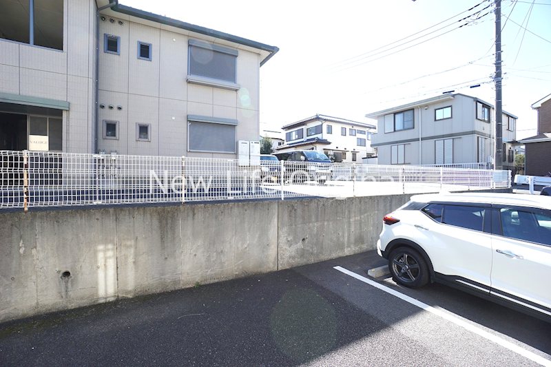 眺望　前面建物は感覚が広い為日差しが沢山入ります！