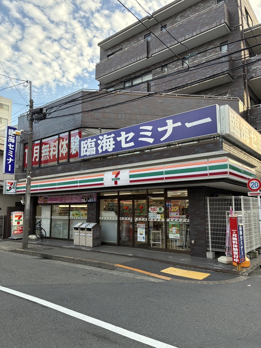 コンビニ　セブンイレブン（コンビニ）まで550m