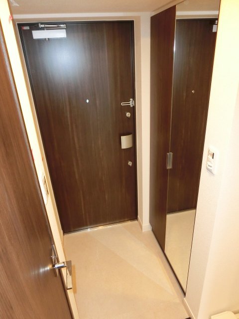 玄関　同物件別号室の写真です。