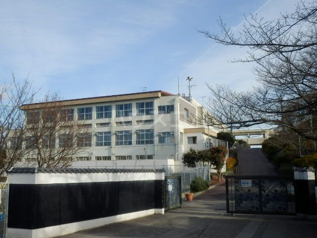 中学校　名古屋市立有松中学校（中学校）まで877m