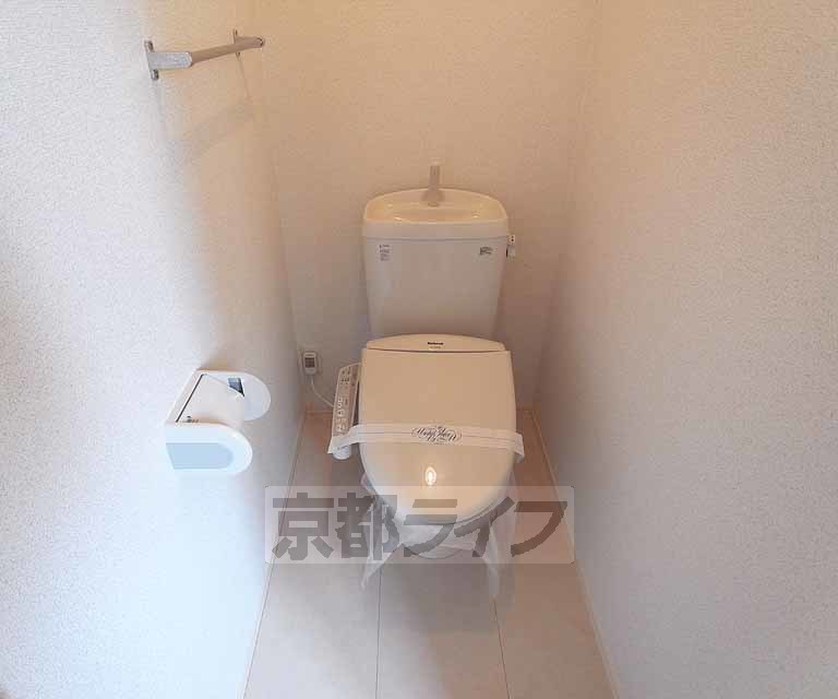 トイレ　温水洗浄便座付き。