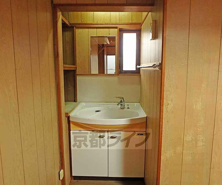 洗面設備　綺麗な洗面台です。