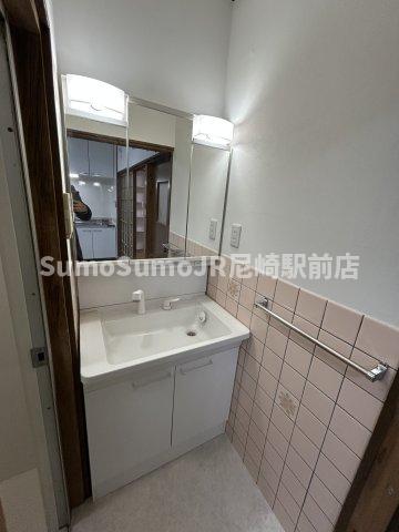 洗面設備　ゆったりとスペースのある洗面所