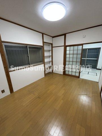 居室・リビング　こちらのリビングで趣味の時間をお楽しみください