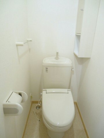 トイレ　落ち着いた色調のトイレです