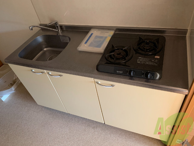 キッチン　嬉しいシステムキッチンです。コンロも付いております。