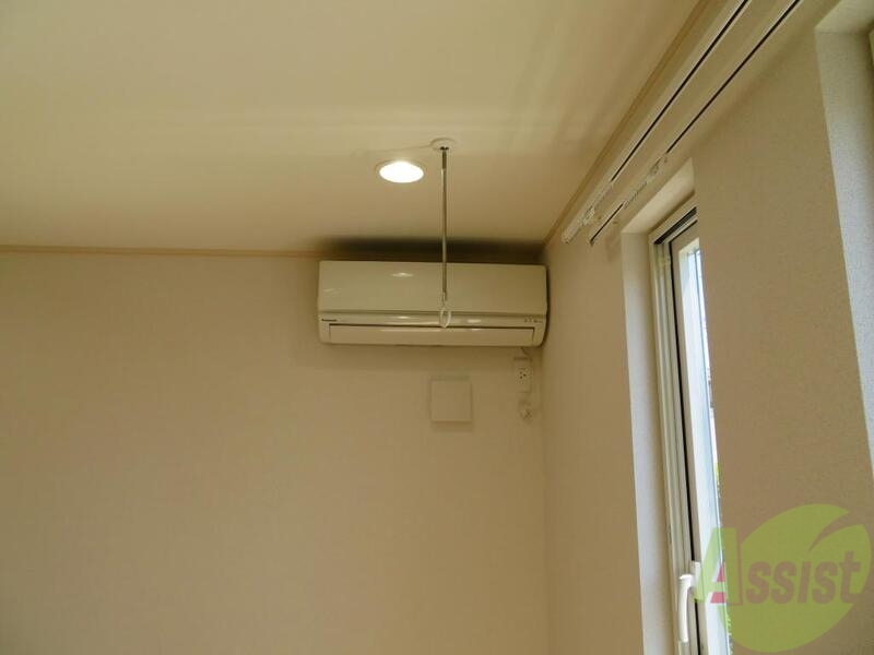 その他設備　高いところにエアコンがついて、お部屋全体に当たりますね。