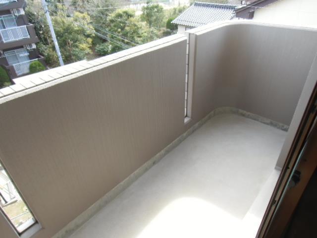 バルコニー　同物件別部屋の画像を掲載