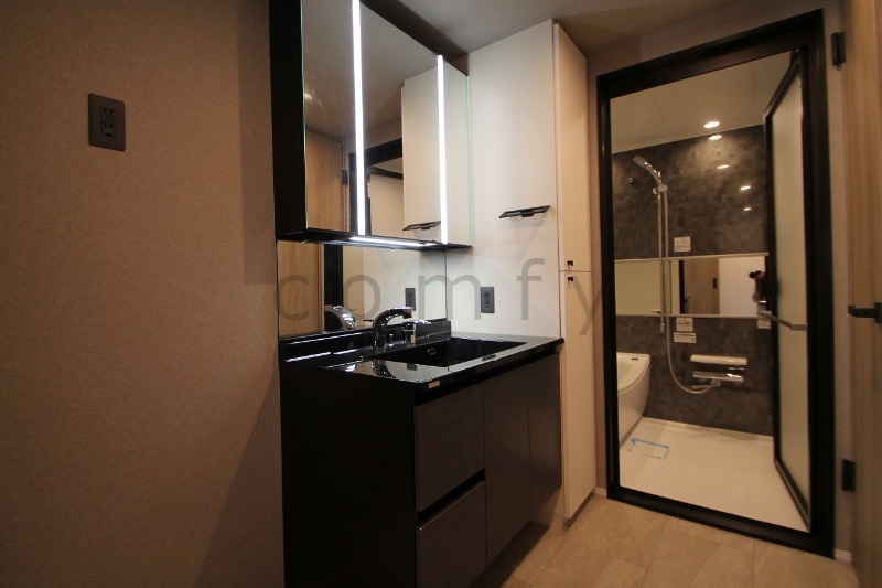 洗面設備　三面鏡独立洗面台・パウダールーム