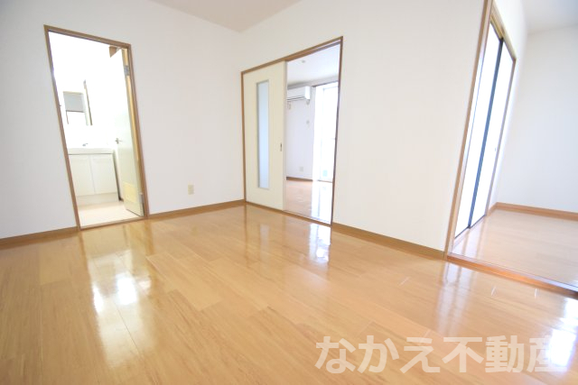 その他部屋・スペース　落ち着いた色調の寝室です