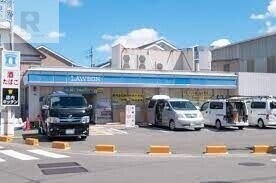 コンビニ　ローソン寝屋川秦町店（コンビニ）まで82m