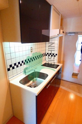 キッチン　シンクとコンロの間にコンセントがあり炊飯器や湯沸かし器・ミキ