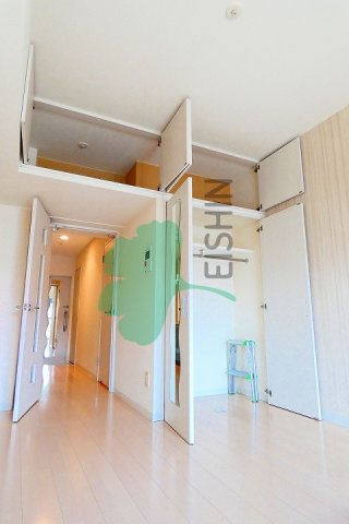 収納　収納には姿見が付いています