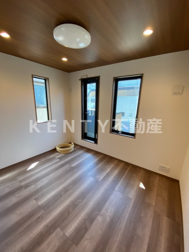 その他部屋・スペース　落ち着いた色調の寝室です