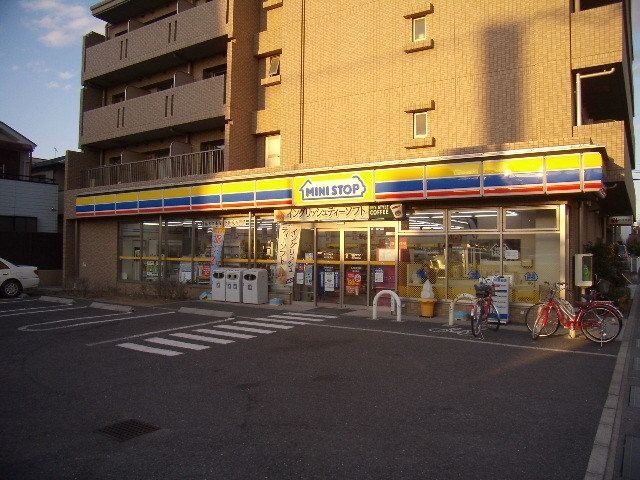 コンビニ　ミニストップ市川田尻3丁目店（コンビニ）まで832m