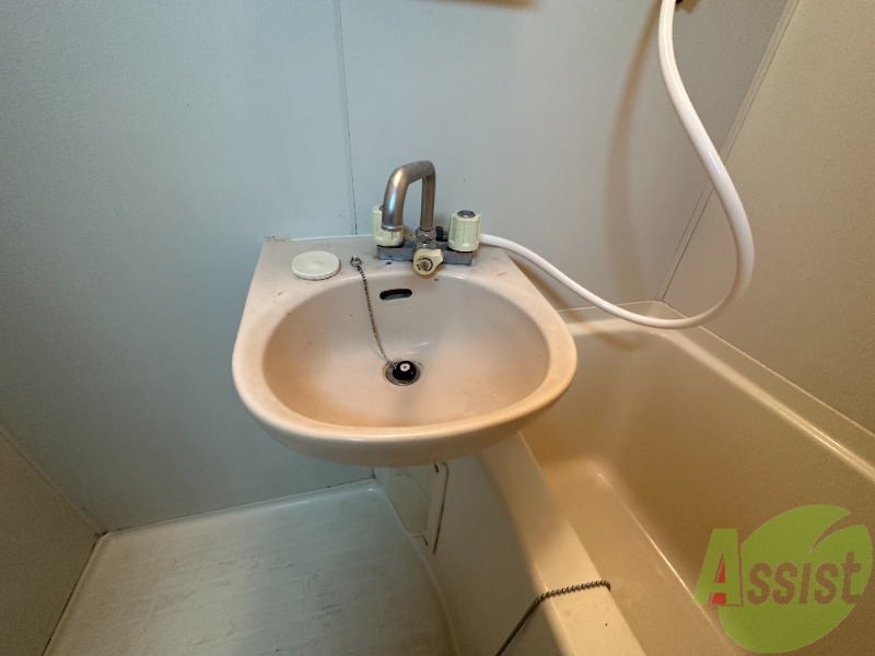 洗面設備　洗面台はバスルームの横に付いていました。