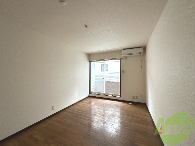 居室・リビング　７．７帖のお部屋です、明るいお部屋で気持ちが良いですね。