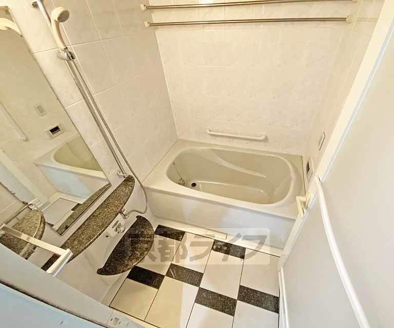 バス・シャワールーム　ゆったり浸かれるお風呂です。