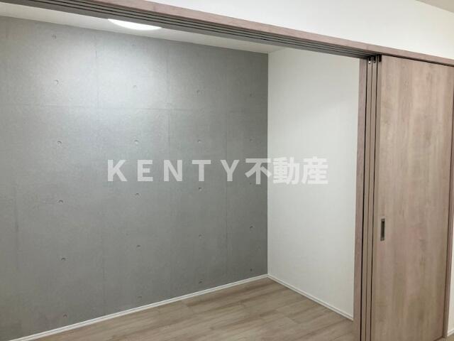 その他部屋・スペース　落ち着いた色調の寝室です