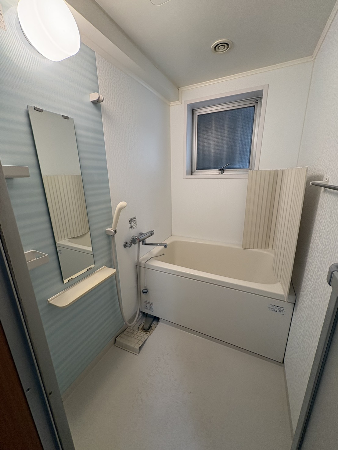 バス・シャワールーム　お風呂には窓もあり換気できます☆
