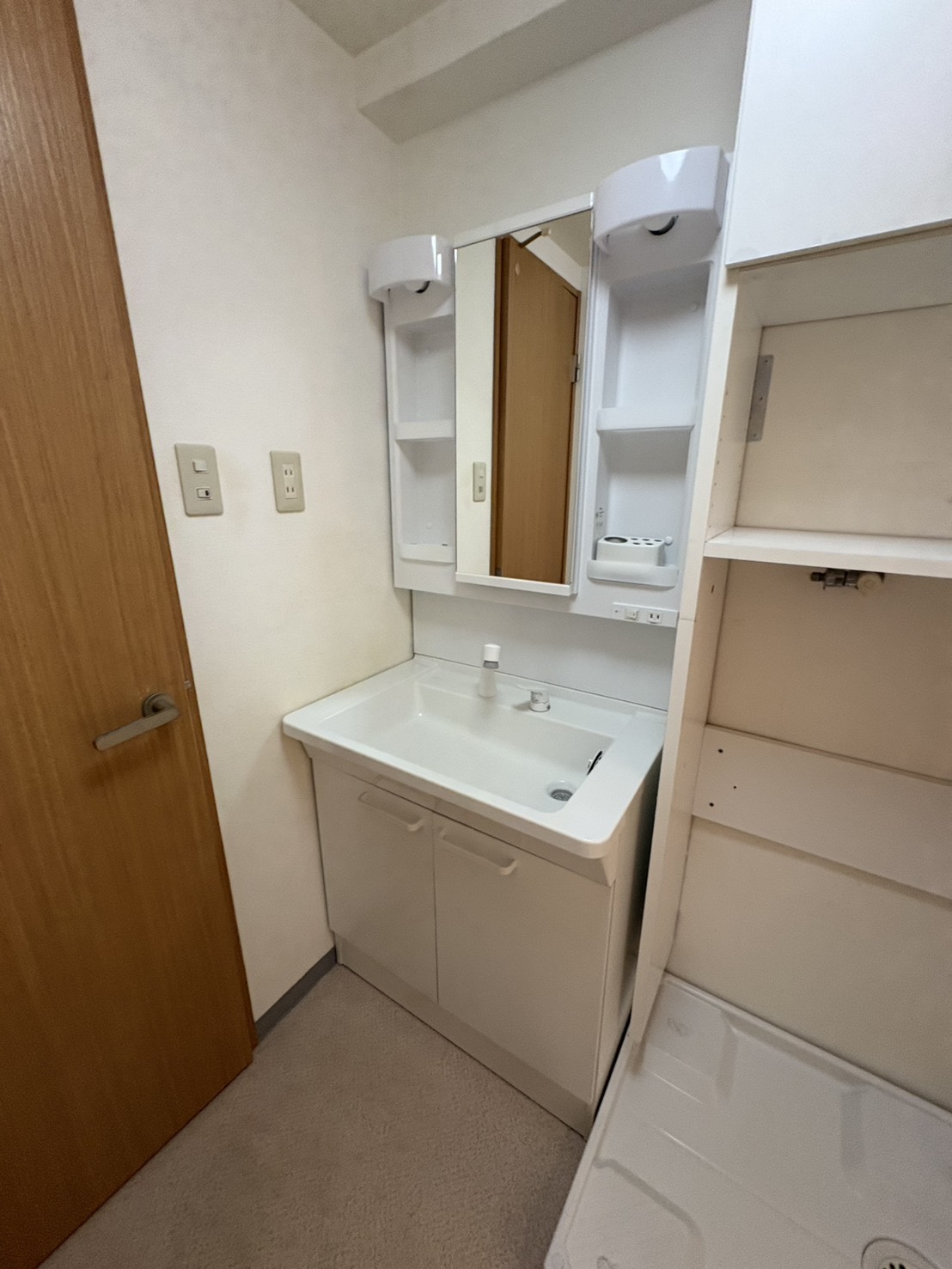 洗面設備　洗面台には鏡の裏側にも収納があり収納力抜群