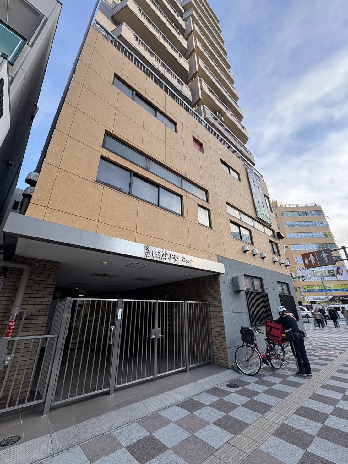 建物外観　厳重に門もあるので安心な入口☆