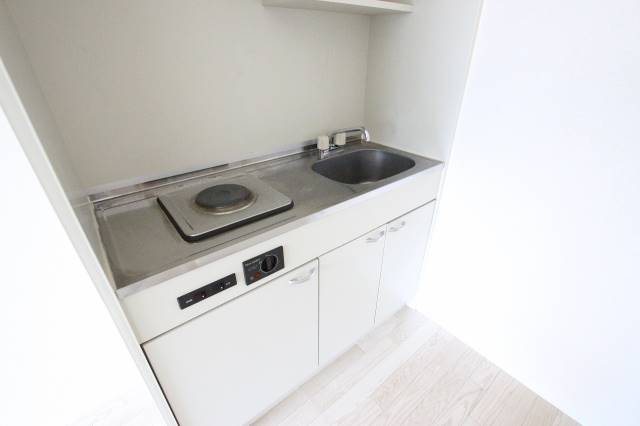 キッチン　キッチンにも収納スペースがあります