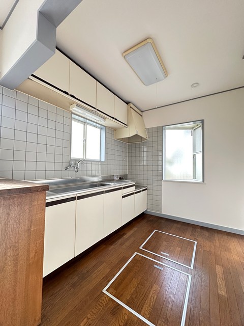 キッチン　換気のできる窓のあるキッチンはガスコンロ設置可能☆場所を取る